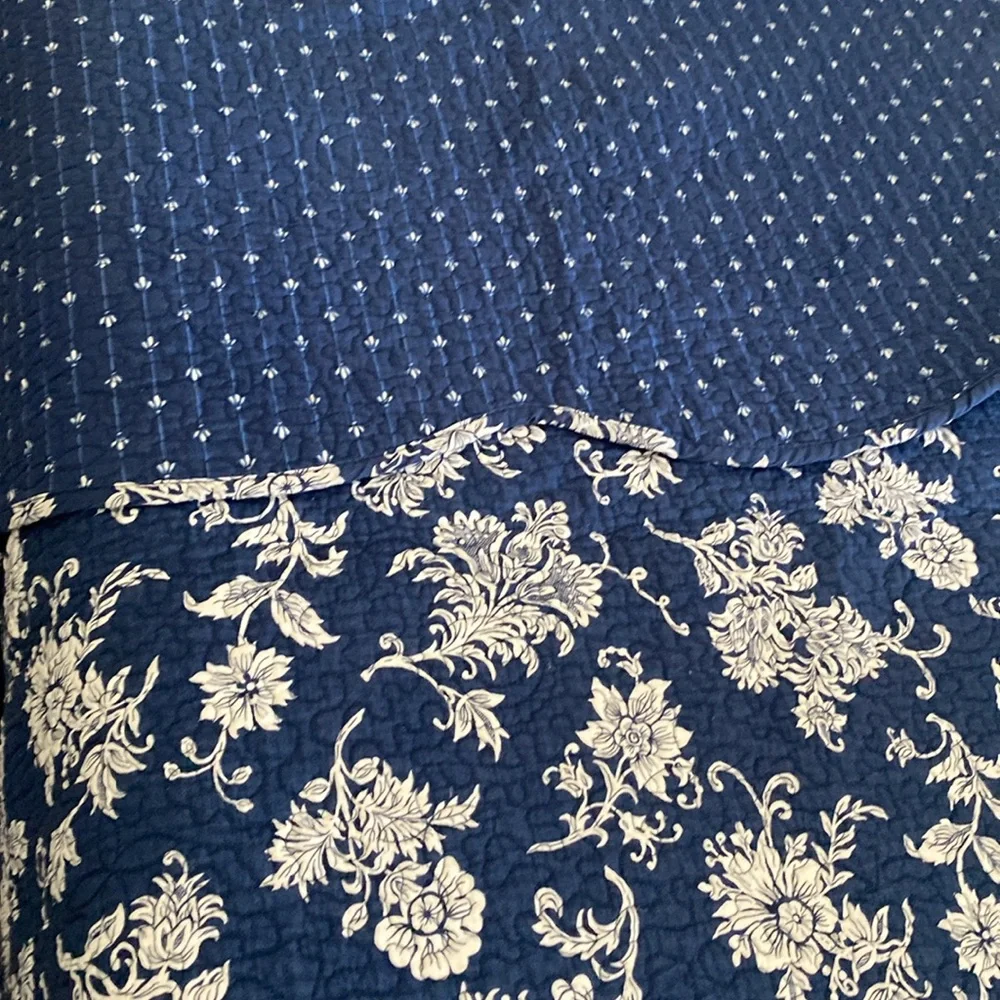 In excellent condition 2 sided quilt and dust ruffle size queen bed cover.